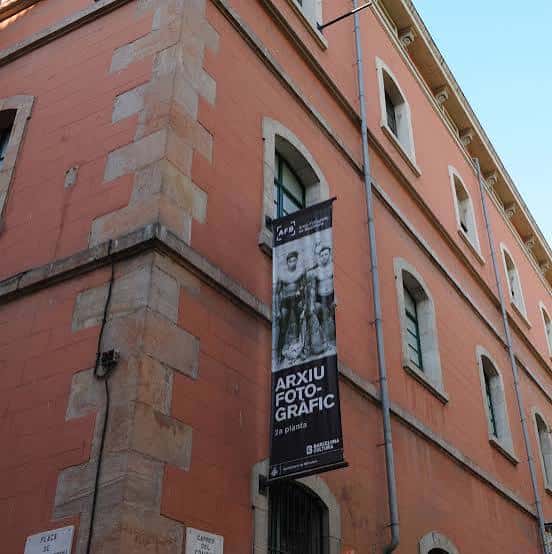 Fachada del edificio del Arxiu Fotogràfic de Barcelona con un cartel de exposición