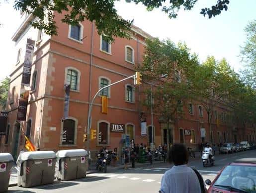 Vista exterior del edificio del Arxiu Fotogràfic de Barcelona desde la calle
