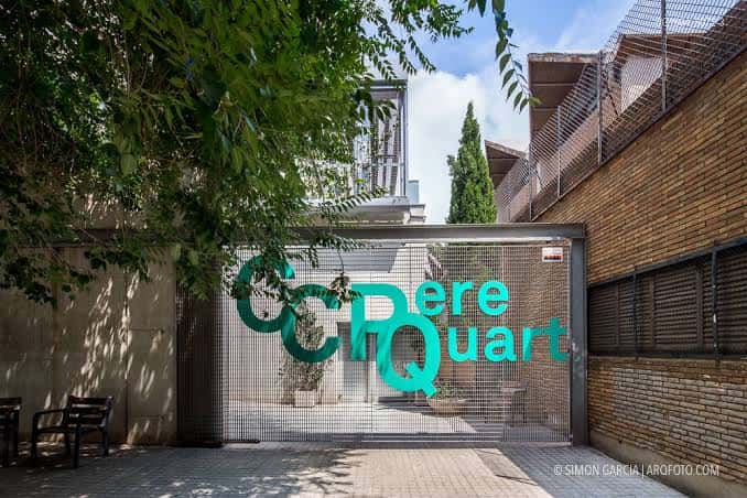 Entrada principal del centro con letrero verde y diseño moderno