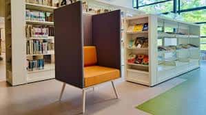 Interior moderno con zona de lectura y mobiliario contemporáneo