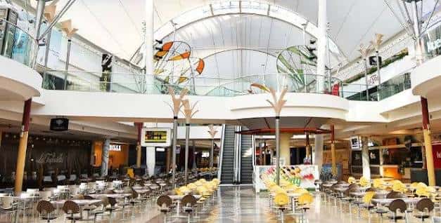 Interior del centro comercial intu Xanadú con zona de restauración y escaleras