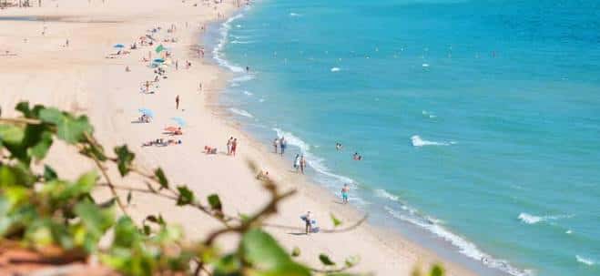 Vista panorámica de la Playa de Getares con bañistas y sombrillas bajo el sol