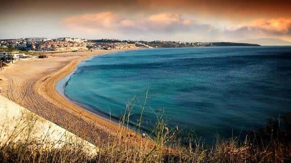 Puesta de sol sobre la bahía de la Playa de Getares con el mar en calma