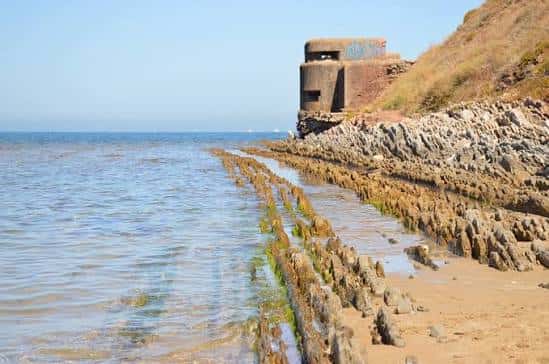 Fortín histórico junto al mar en la Playa de Getares con marea baja