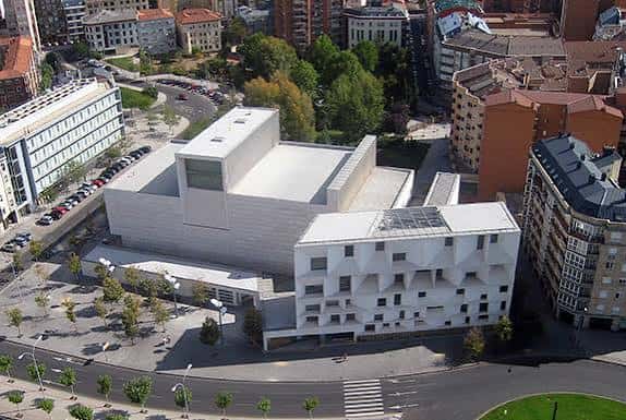 Vista aérea del Auditorio Ciudad de León integrado en el entorno urbano