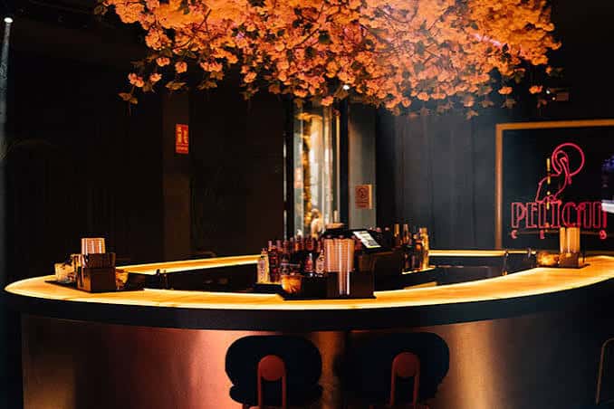 Barra principal del Pelican Club con neón y detalles de diseño moderno