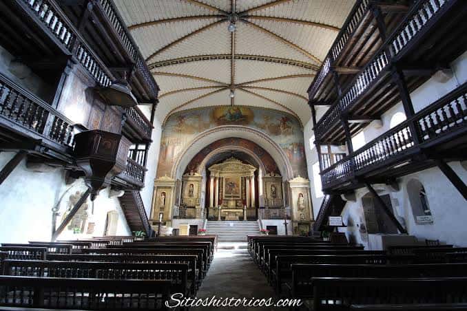 Vista interior de la Capilla de San Pedro con su característica bóveda de crucería y balcones de madera