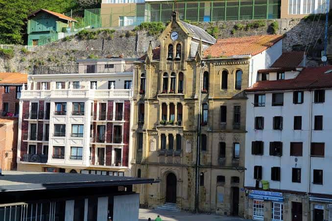 Fachada exterior de la Capilla de San Pedro en el puerto de San Sebastián
