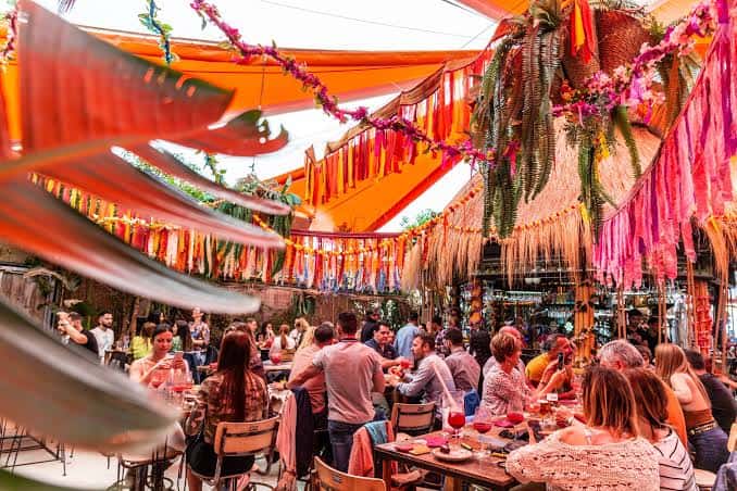 Terraza de Baloo Ibiza con decoración tropical y ambiente festivo