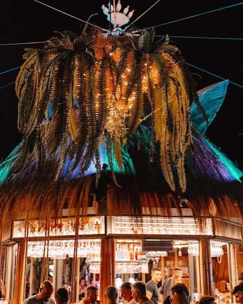 Bar de Baloo Ibiza con iluminación nocturna y detalles decorativos en el techo