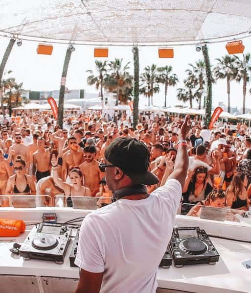 DJ actuando frente a una multitud en el día club de O Beach Ibiza
