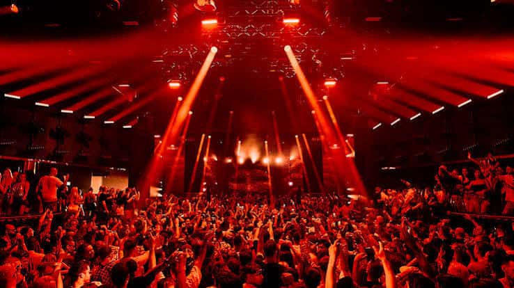 Escena del interior de Hï Ibiza con luces rojas y ambiente festivo