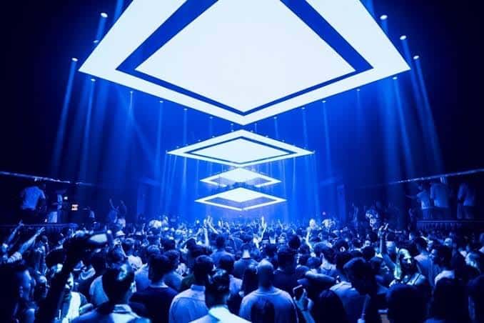 Interior de Hï Ibiza con estructura de luces en forma de rombo y público en la pista