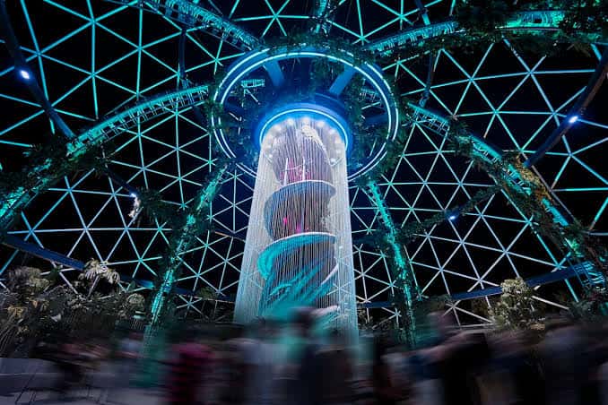 Vista interior del espacio UNVRS con su característica cúpula de cristal y estructura metálica iluminada