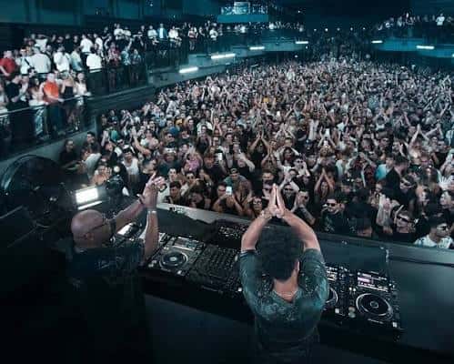 Vista desde la cabina de DJ mostrando la pista de baile y la multitud en el evento UNVRS