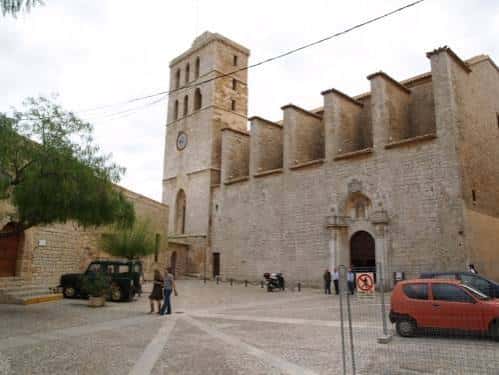 Fachada principal de la Catedral de Ibiza en la plaza