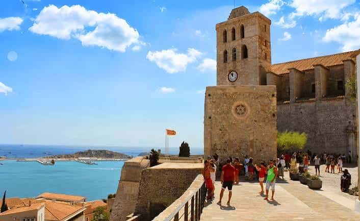 Vista panorámica de la Plaza de la Catedral con la torre y el mar al fondo
