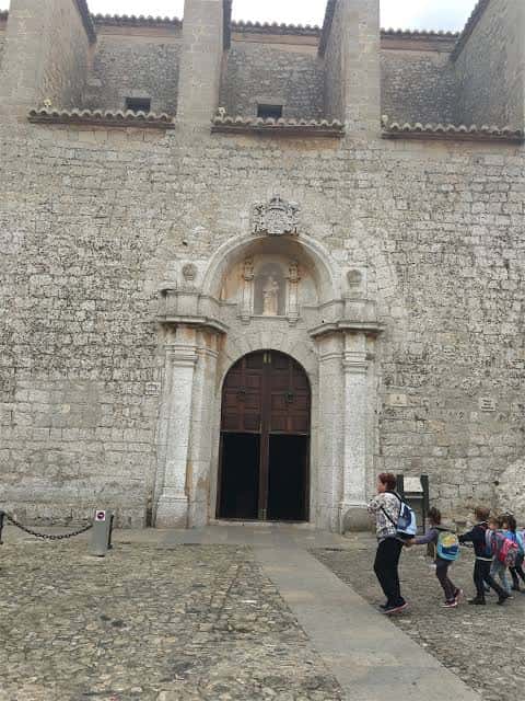 Detalle de la puerta principal de la Catedral con visitantes