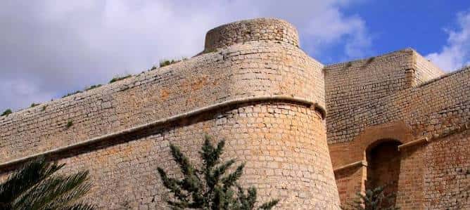 Vista exterior de la muralla del Castillo de Ibiza con cielo azul