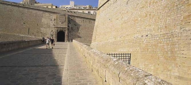 Pasillo de piedra con arcos y muros históricos del castillo