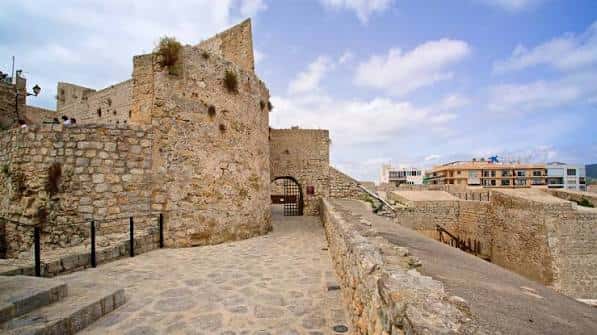 Vista panorámica de las murallas del Baluarte de Sant Pere con cielo despejado