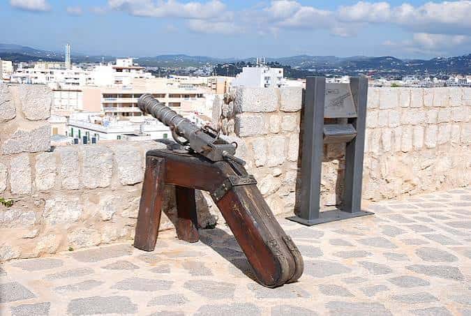 Cañón histórico expuesto en la terraza con vista a la ciudad de Ibiza