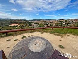 Vista panorámica del Pou de Llum en la Balconada de Manresa con el paisaje urbano al fondo