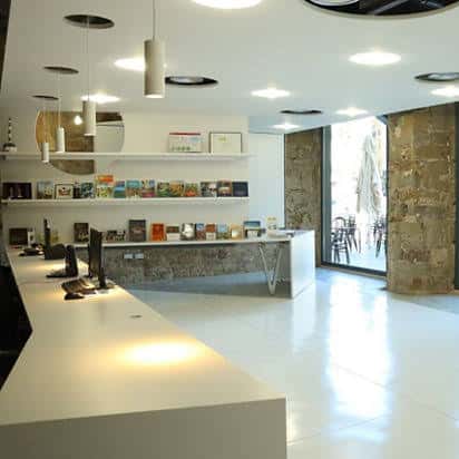 Vista interior de la oficina mostrando zona de atención al público y acceso a la calle