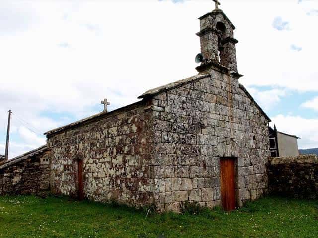 Vista exterior de la Iglesia Parroquial de Santa Mariña de Vilar en Ferrol, mostrando su fachada de piedra y campanario