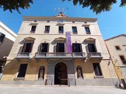 Fachada principal del Ayuntamiento de Mataró con balcón central y escudo