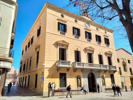 Vista angular del edificio del Ajuntament de Mataró en la Riera 48
