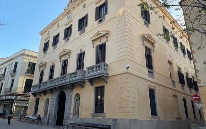 Exterior del Ayuntamiento de Mataró con detalles arquitectónicos y entorno urbano