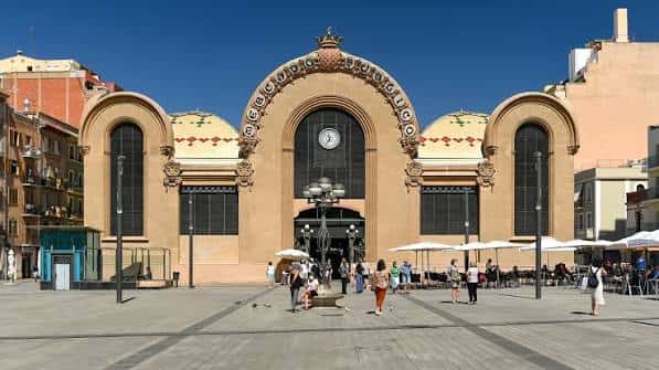 Vista frontal del Mercado Central de Tarragona mostrando su fachada modernista con el reloj central y el arco decorativo