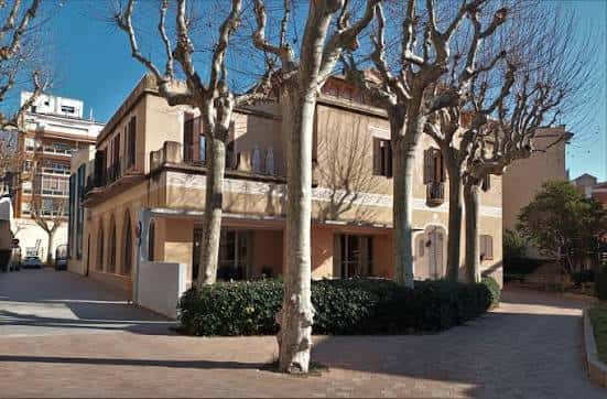 Vista exterior de la Residència Sant Josep con árboles en primer plano