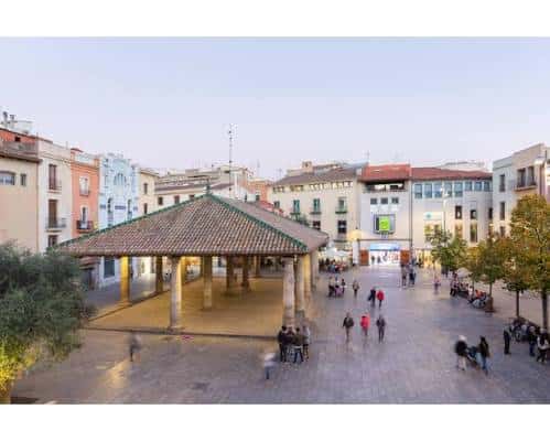 Vista panorámica de la Plaça de la Mediterrània con el kiosco central y edificios circundantes