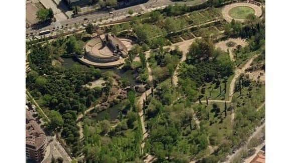 Vista aérea del Parque de las Tres Culturas mostrando su diseño paisajístico y estructuras circulares