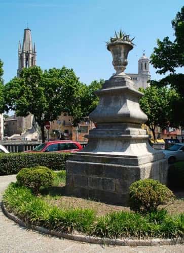 Plaza con la escultura de La Copa y el campanar de Sant Feliu al fondo