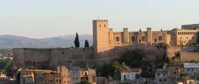 Vista panorámica del Castillo de la Suda en Tortosa con sus murallas y torres medievales