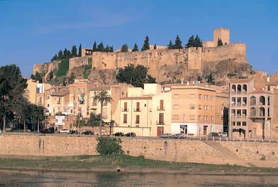Castillo de la Suda desde el río Ebro, mostrando su ubicación estratégica sobre la colina