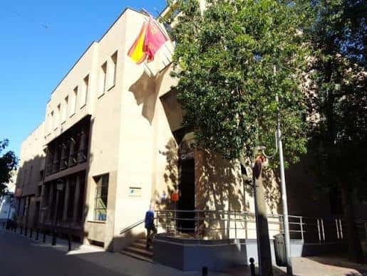 Fachada exterior del Centro Cultural Infanta Elena con banderas y entrada principal