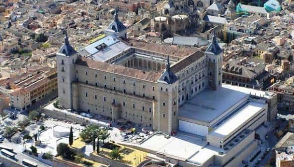 Vista aérea del Alcázar de Toledo, sede del Museo del Ejército, destacando su imponente arquitectura medieval y su ubicación estratégica sobre la ciudad