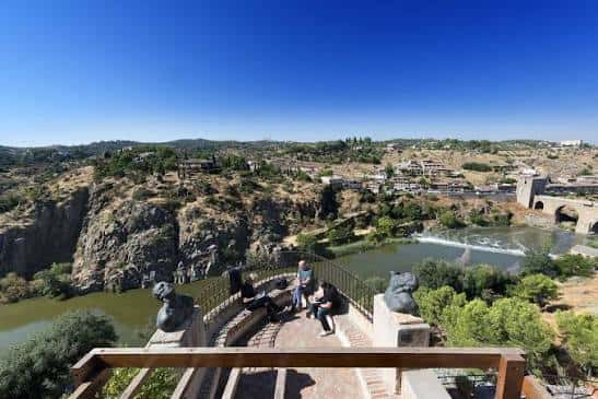 Vista panorámica del mirador de la Roca Tarpeya con el río Tajo al fondo