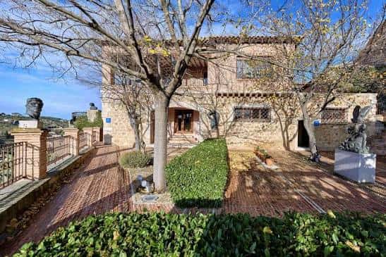 Fachada principal del espacio de eventos en la Roca Tarpeya con jardines y esculturas