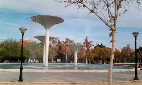 Vista diurna de las tres copas con agua cayendo en el parque