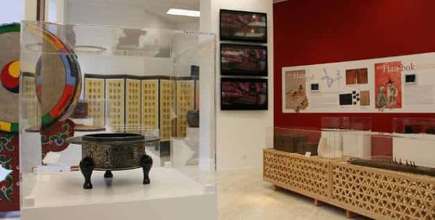 Espacio interior con decoración tradicional coreana