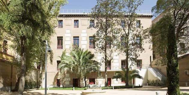 Vista exterior del Centro Sefarad-Israel con jardines y palmeras