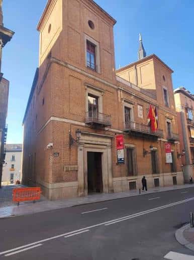 Fachada principal del edificio con banderas y entrada accesible