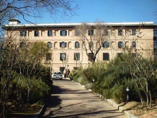 Vista exterior del edificio desde el jardín con camino de acceso