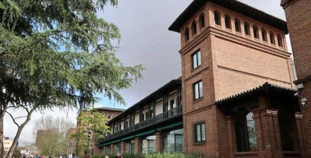 Fachada principal de la Residencia de Estudiantes con torre de ladrillo y balcones