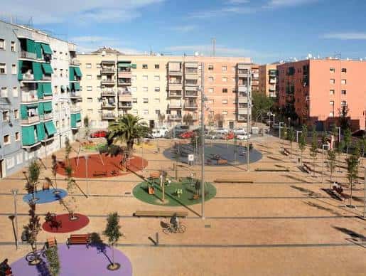 Vista panorámica de la Plaça de la Llibertat mostrando zonas de juegos infantiles y áreas verdes